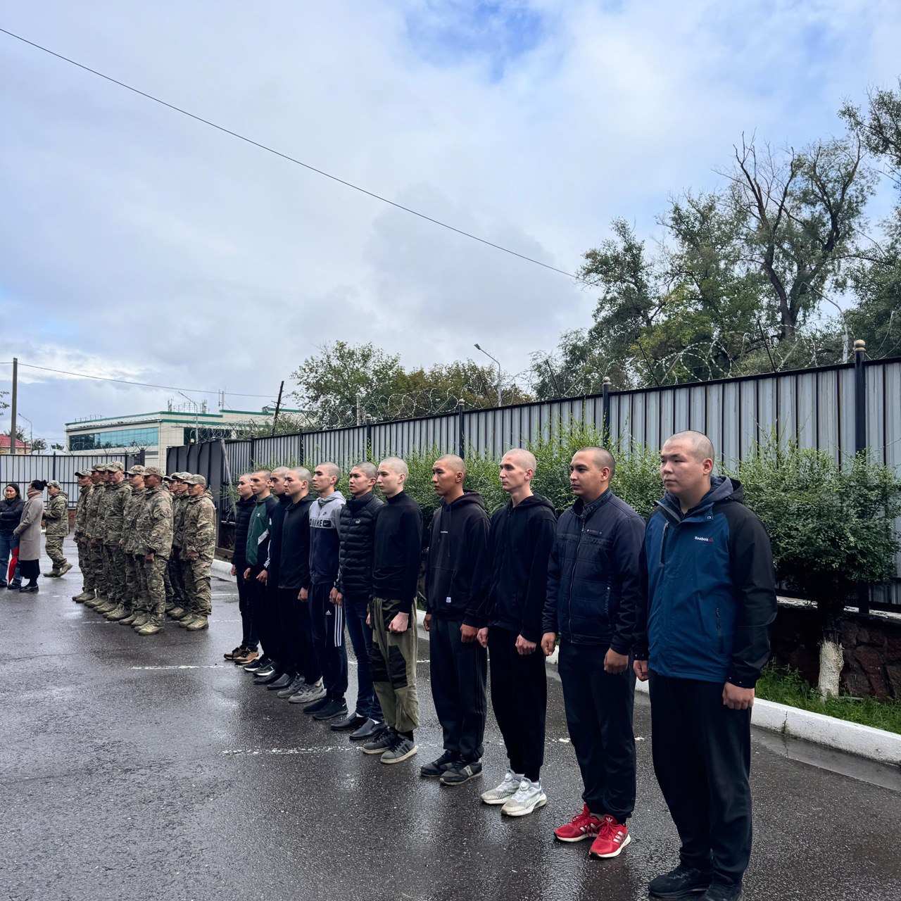 Павлодарда күзгі әскерге шақырылғандарды шығарып салу рәсімі өтті