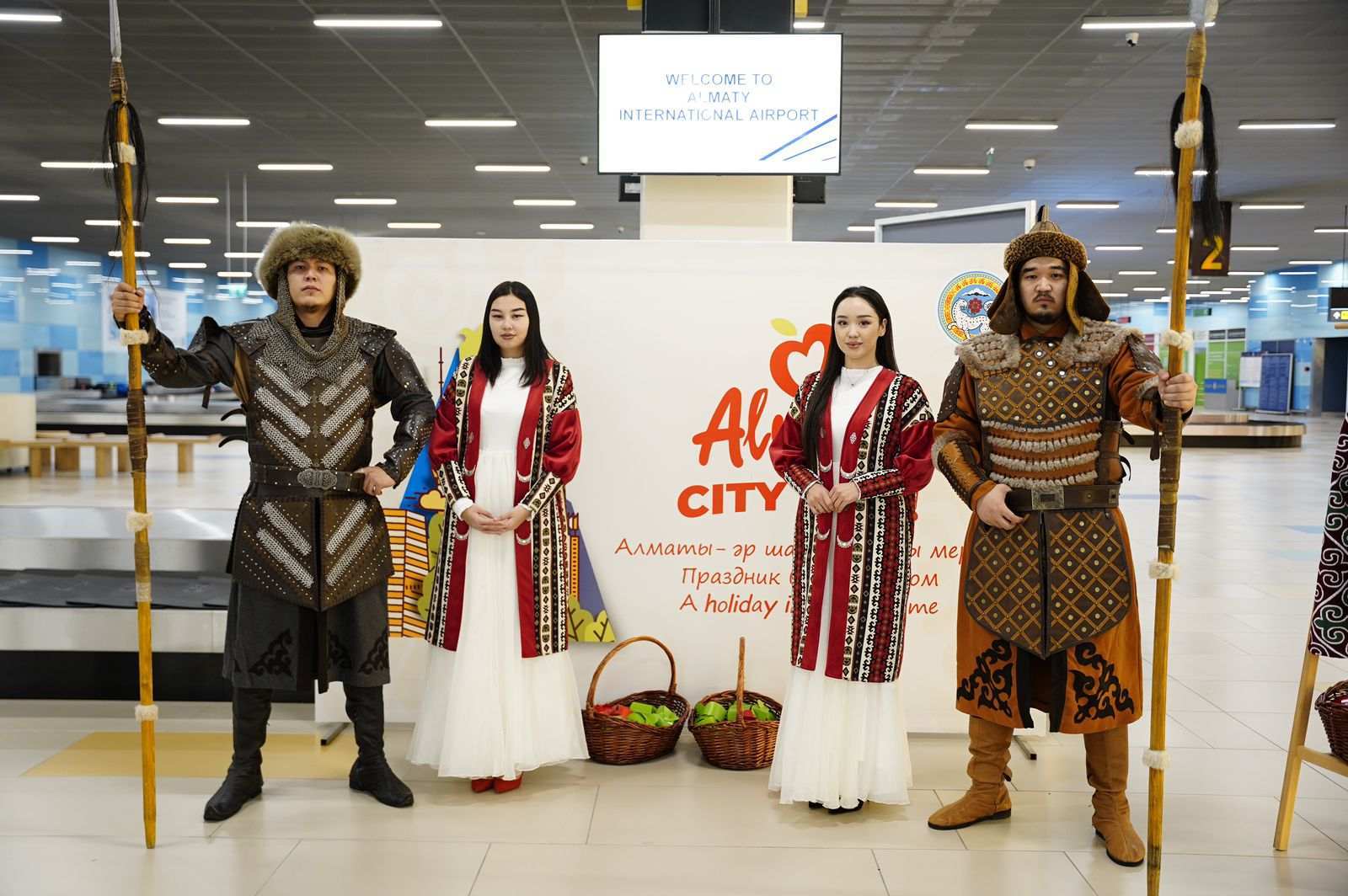 Қала күні: Алматы халықаралық әуежайында шетелдік туристерді қалай қарсы алды