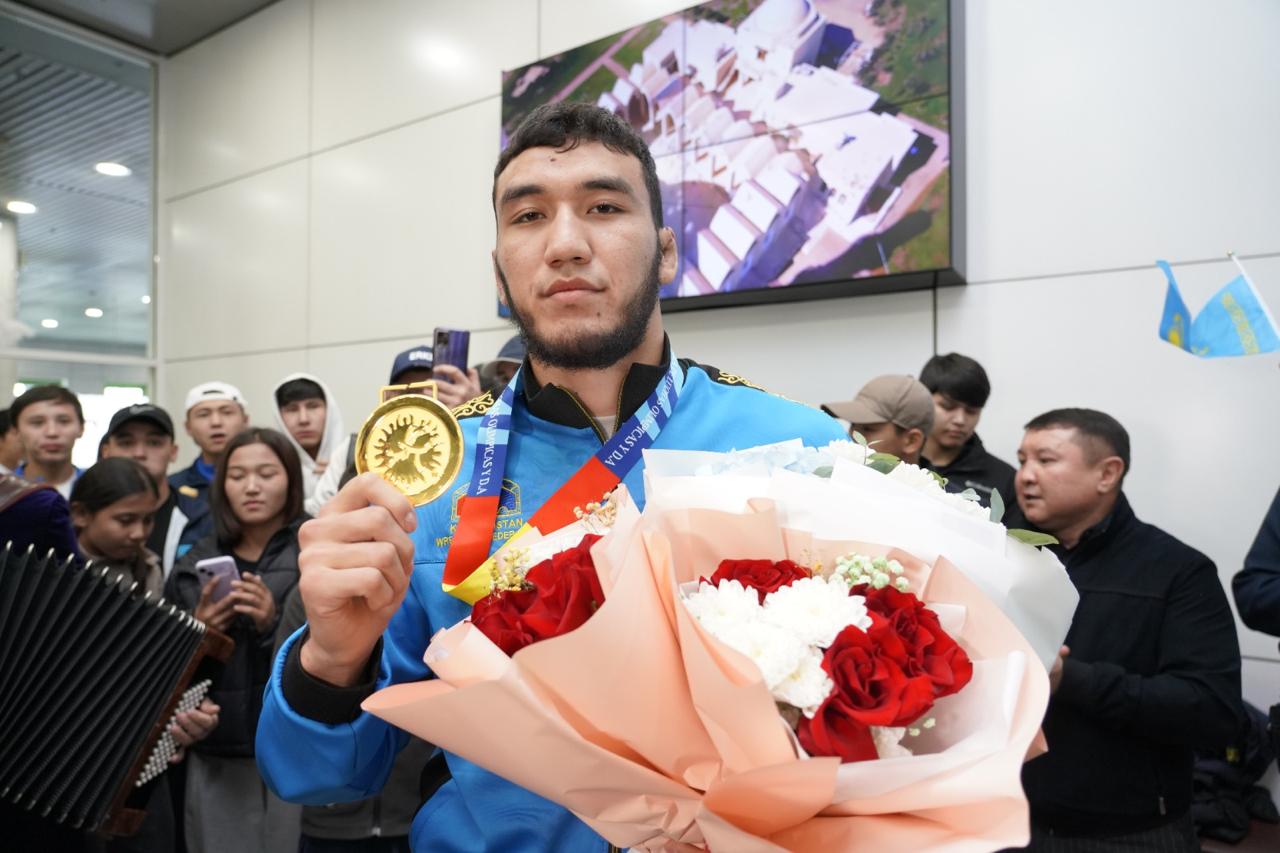 Әлем чемпионы атанған Ризабек Айтмұханды елордалықтар әуежайдан күтіп алды