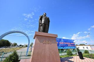 Абай Құнанбаевтың ескерткішіне гүл қою рәсімі өтті