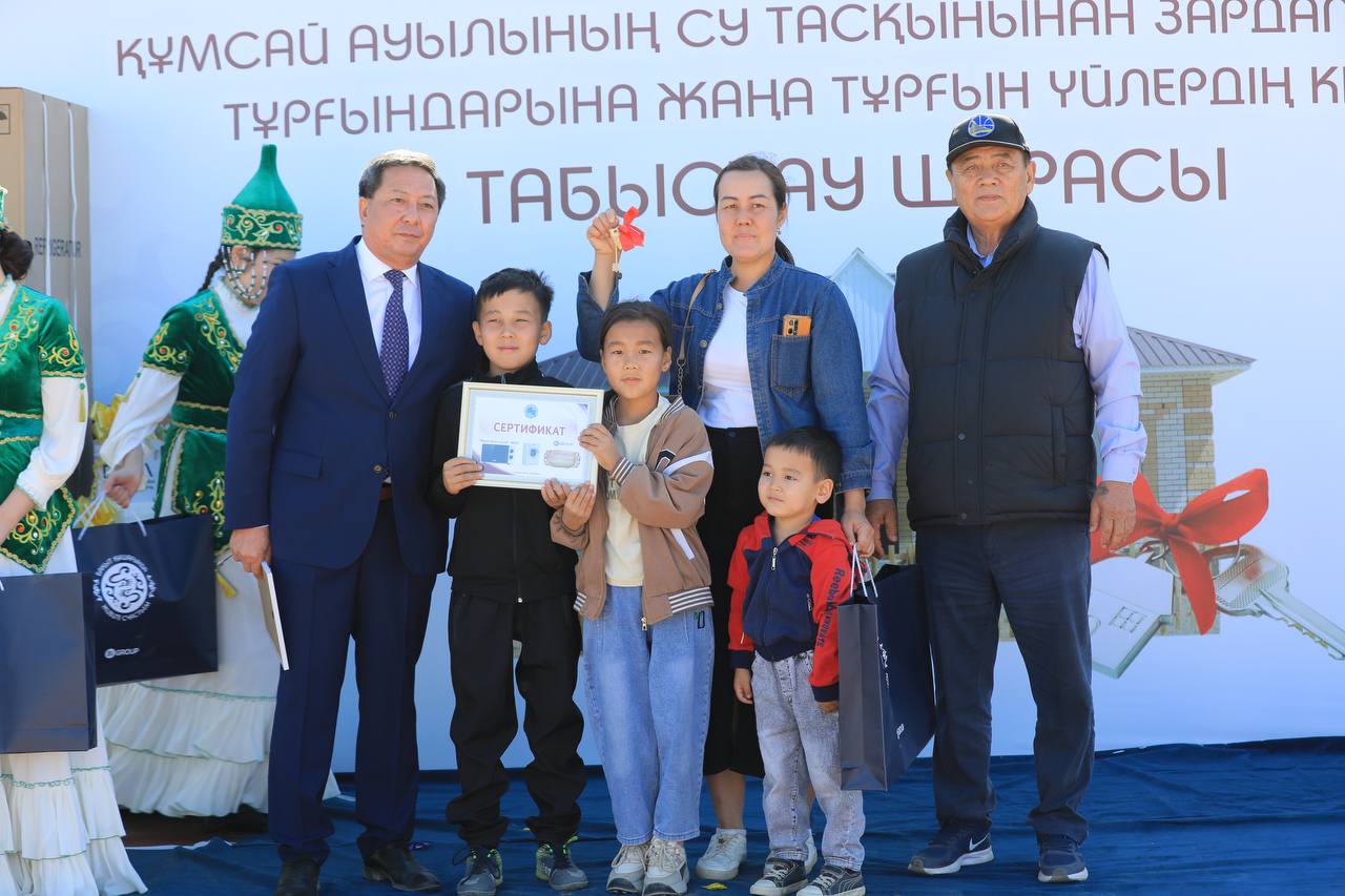 Су тасқынынан зардап шеккен Құмсай ауылында тұрғындар жаңа үйлердің кілттерін алды