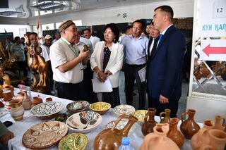 ТҮРКІСТАН: ОТЫРАРДА КЕРАМИКА ӨНДІРІСІ ЖӘНЕ АҒАШ ҰҚСАТУ ШЕБЕРЛЕРІНІҢ РЕСПУБЛИКАЛЫҚ ЖӘРМЕҢКЕСІ ӨТІП ЖАТЫР