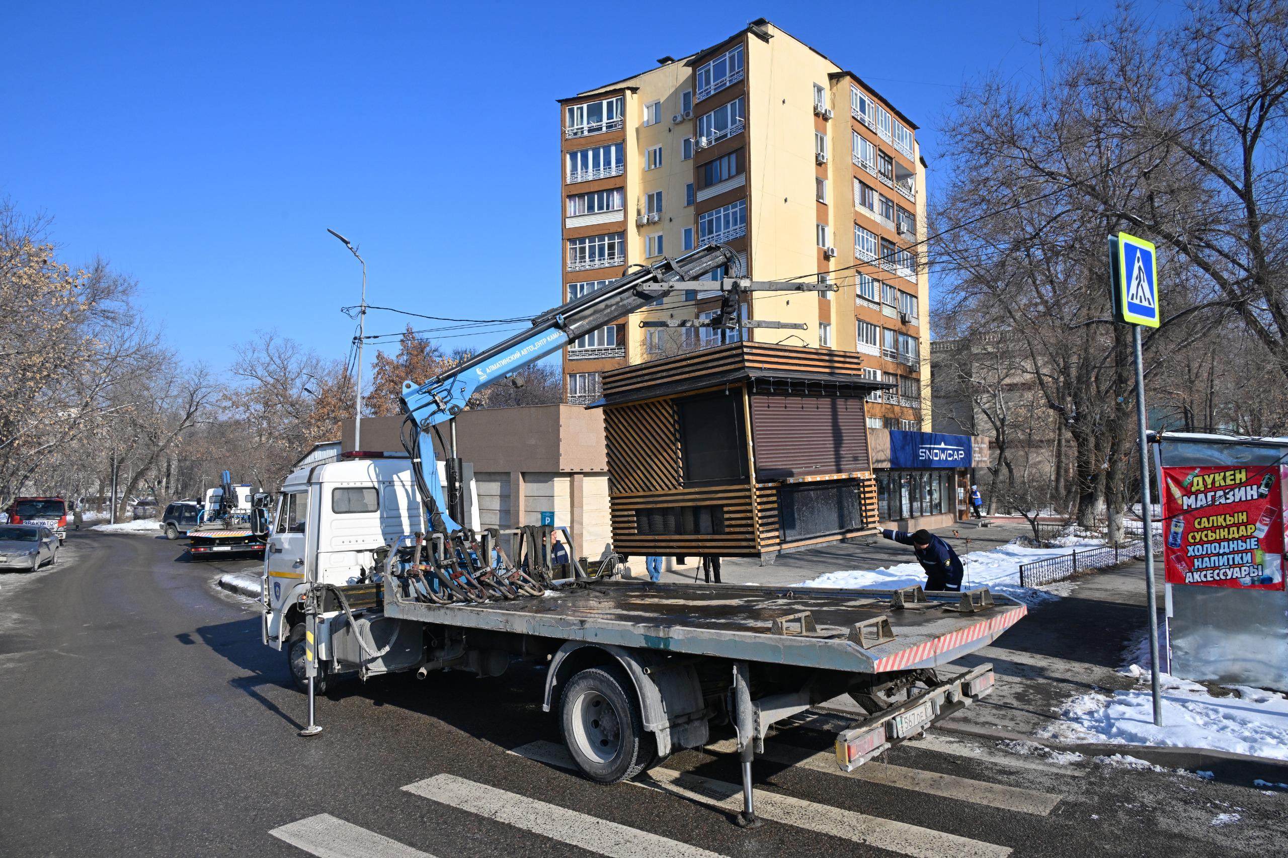 Заң және тәртіп: Алматыда заңсыз сауда нүктелерін жаппай бөлшектеу жұмыстары жүргізілуде