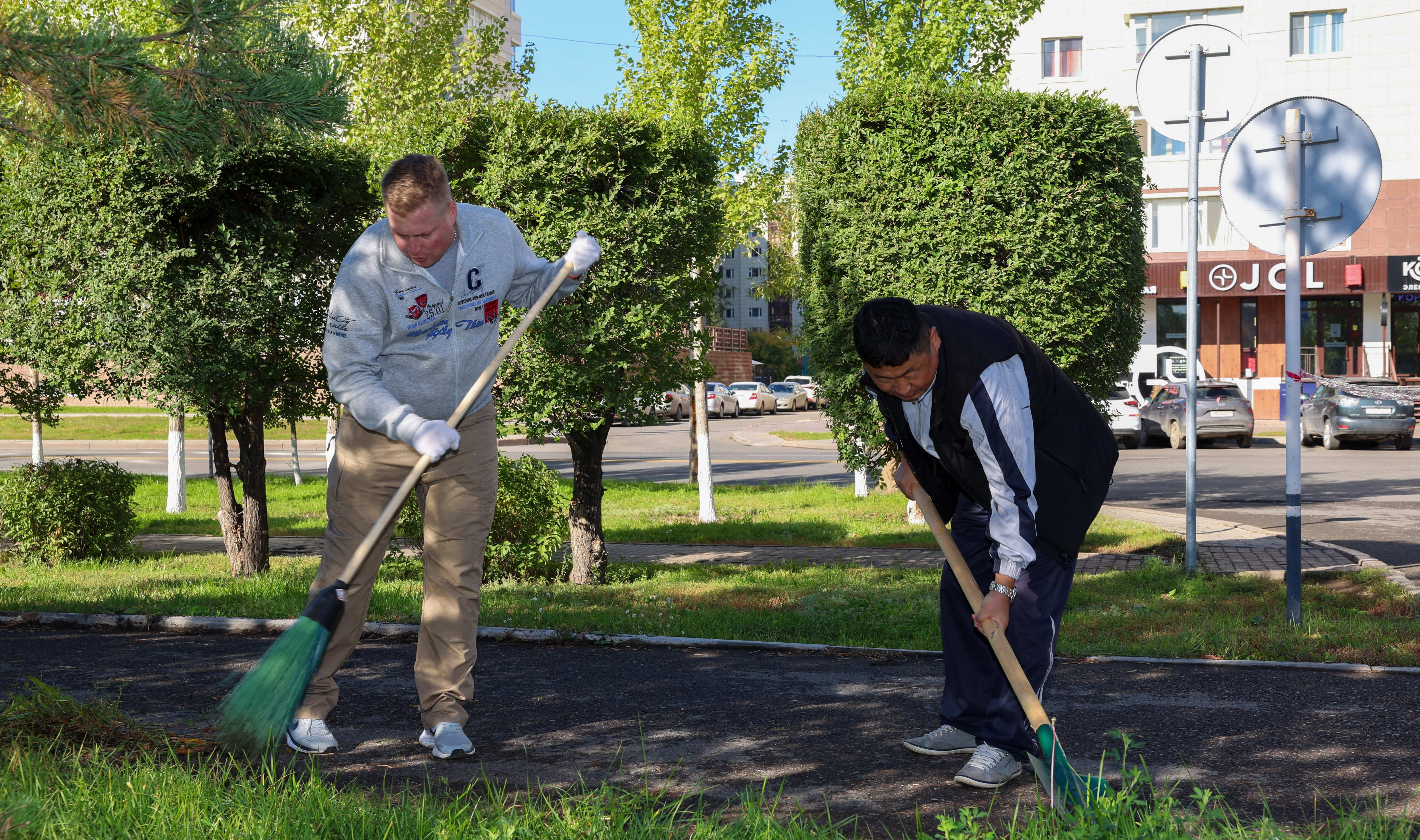 Қарулы күштердің әскери қызметшілері жалпы қалалық сенбілікке белсенді қатысты