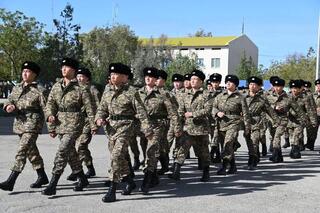 Теңіз жаяу әскерлері әскери істің негіздерін үйренуде