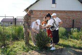 ШҚО ТЖД құтқарушылары балалар үйінде аллея отырғызды