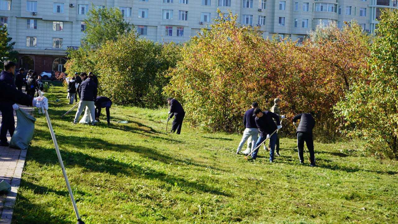 Бас прокуратура қызметкерлері жалпықалалық сенбілікке қатысты