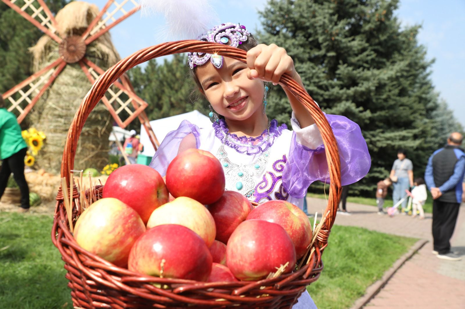 Apple Fest-2024: Hiro және Captown, 130 тонна алма, 1700 литр алма компоты және Шапито циркі