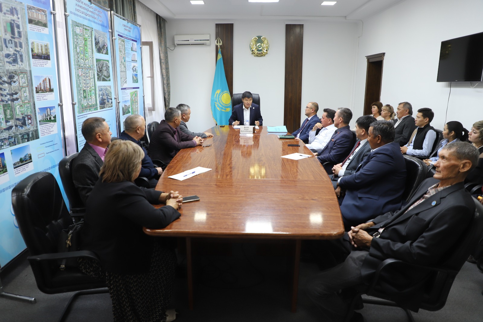 Қала әкімі Ернат Бәзіл қаланың қоғам белсенділерімен кездесті