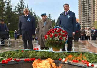 СҚО әкімі соғыс ардагерімен бірге Жеңіс күніне орай гүл шоқтарын қою рәсіміне қатысты