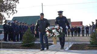 Павлодар облысында қаза тапқан өрт сөндірушіге мемориалдық тақта орнатылды